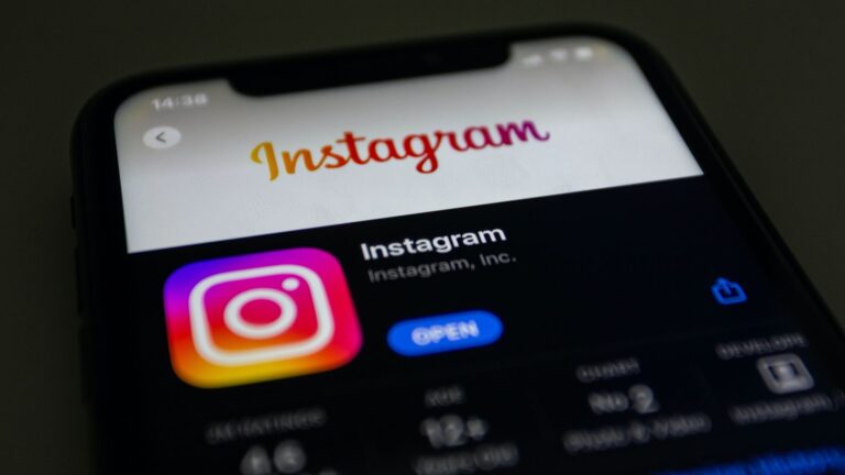 Instagram messages blacked out: How to fix the issue?