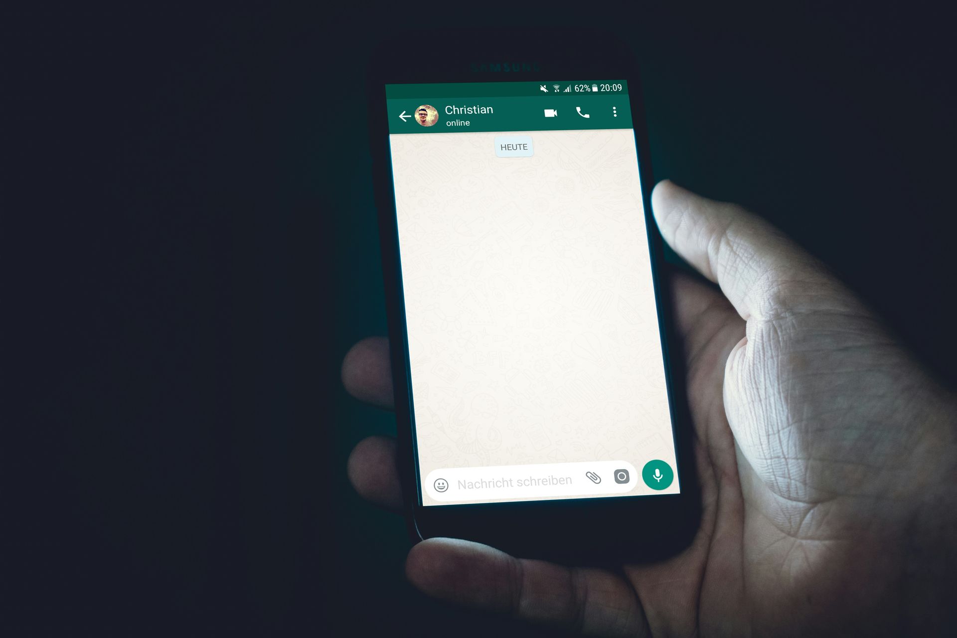 WhatsApp allows pinning multiple messages in chats